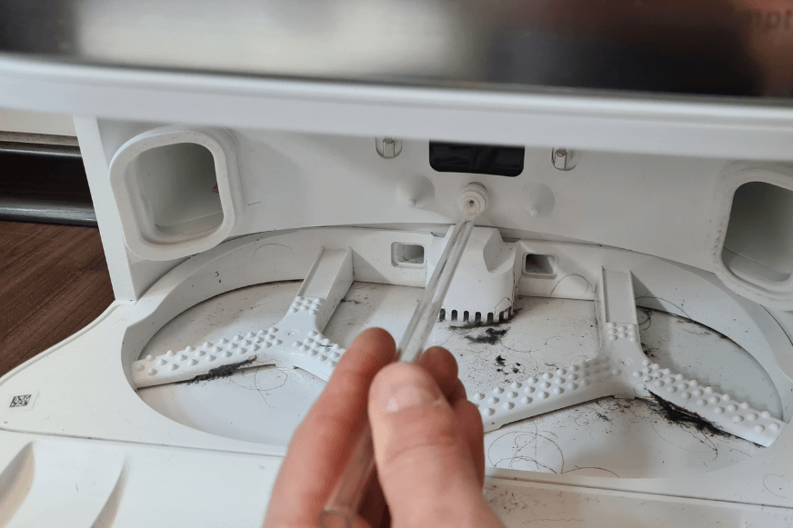 Стеклянная соломинка надевается на ниппель для выхода воды базовой станции Dreame L10s Ultra.